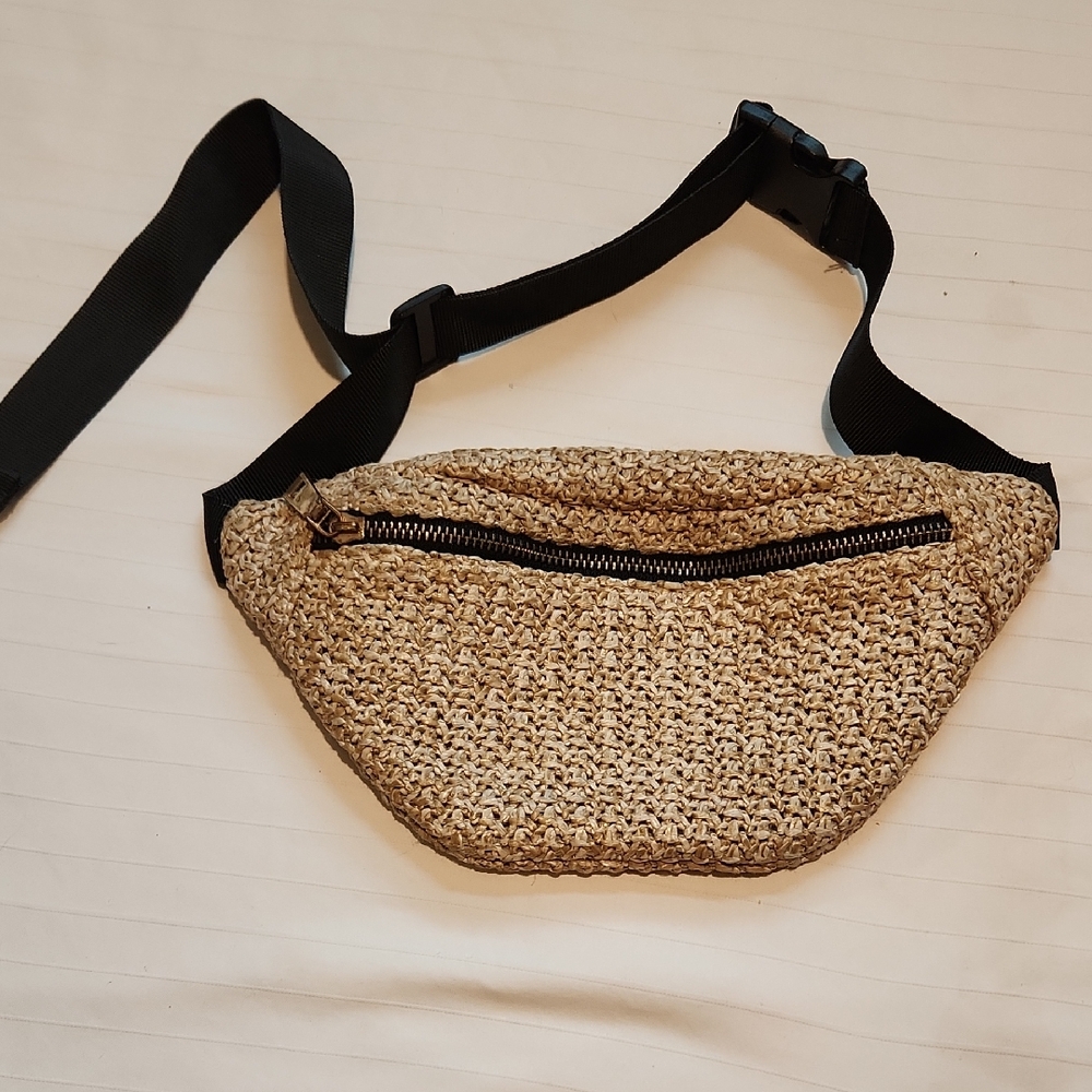 Apostrophe Woven Straw Waist Fanny Pack